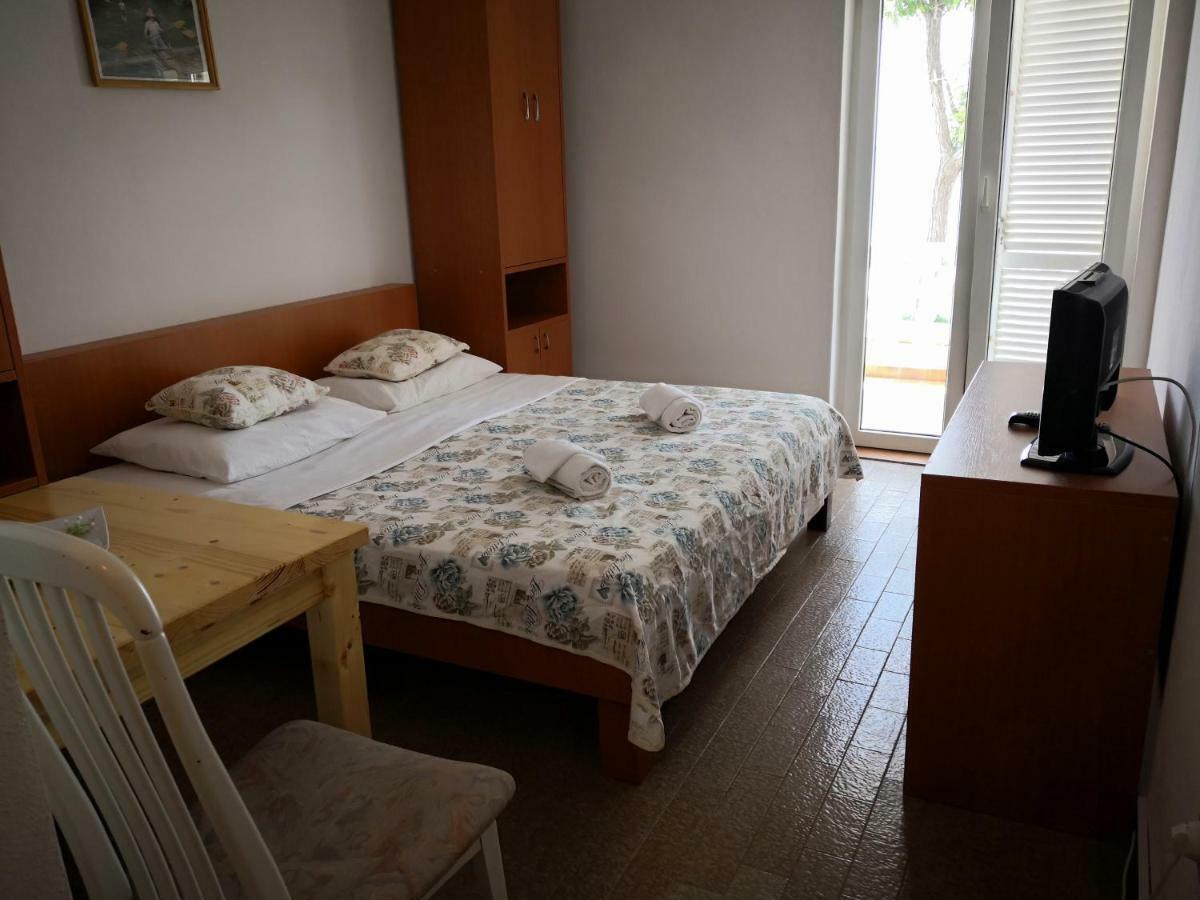 Guesthouse Dupin Vlasici Exterior photo
